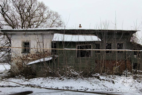 Детская шалость стала причиной пожара в заброшенной двухэтажке в Анькове
